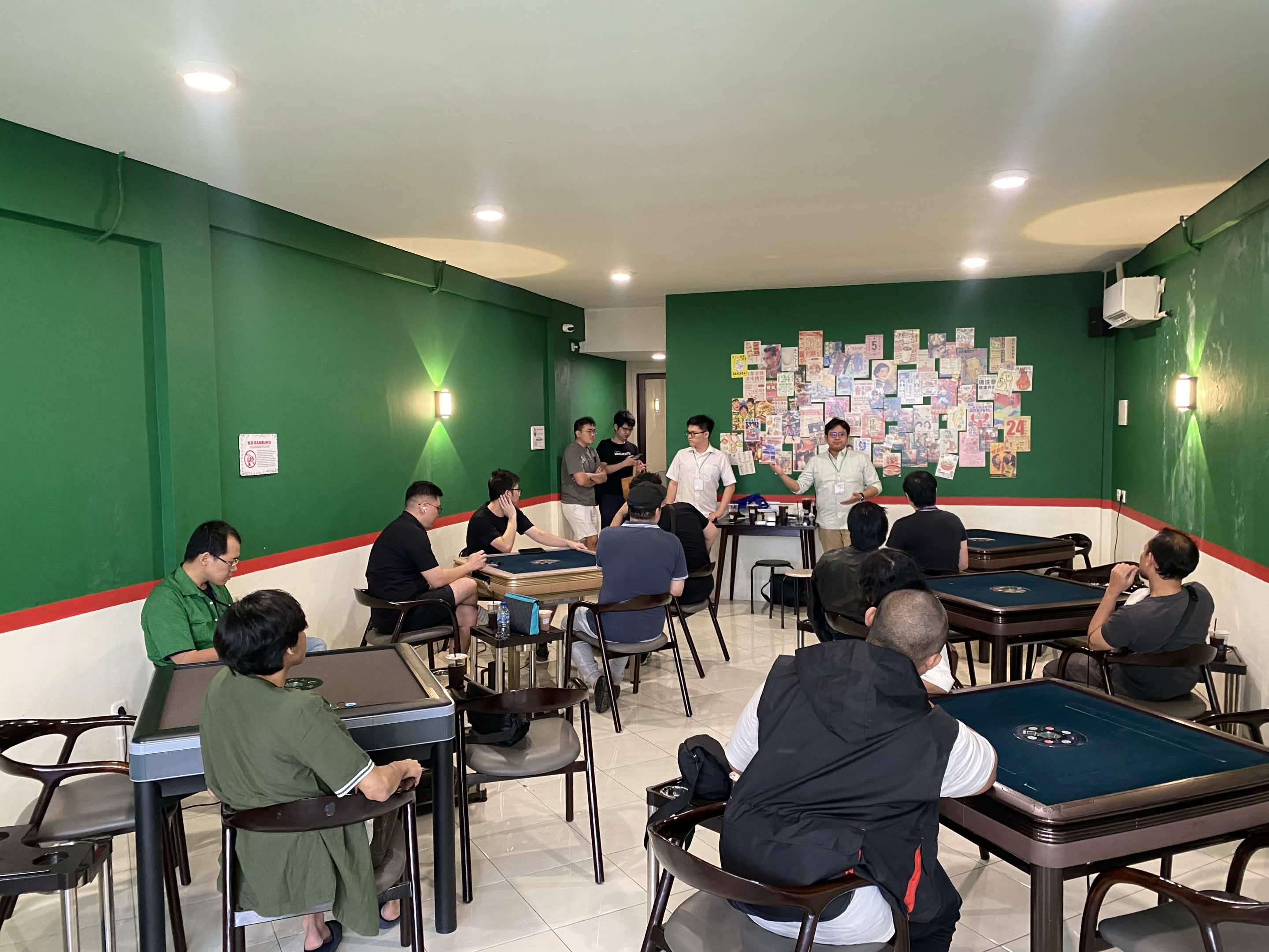 Suasana gathering SURIMA dengan beberapa meja mahjong terisi
