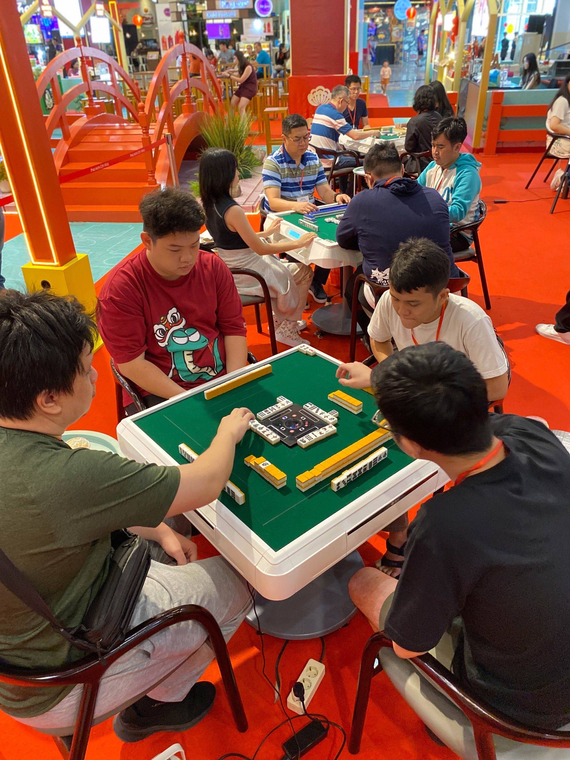 SURIMA bermain Riichi Mahjong di sebuah acara