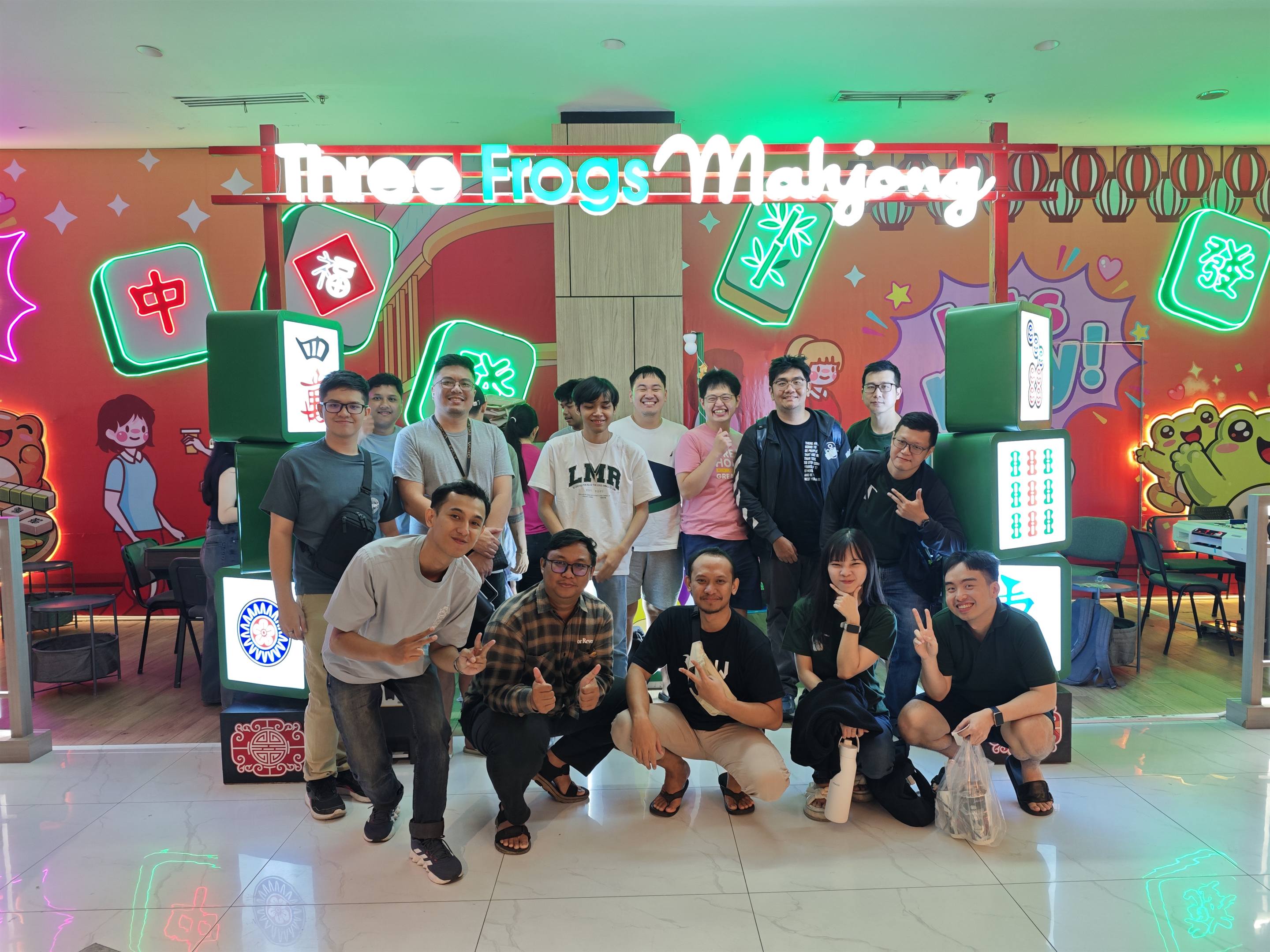 Anggota SURIMA berfoto bersama di depan papan Three Frogs Mahjong